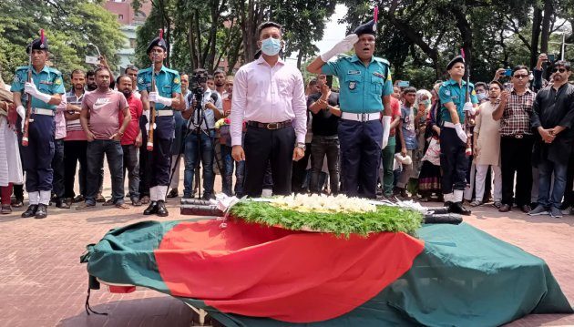 শহীদ মিনারে গাজী মাজহারুল আনোয়ারকে শ্রদ্ধা, গার্ড অব অনার