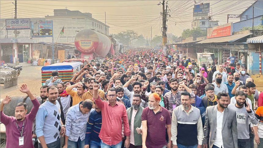 ফতুল্লায় সোয়েটার কারখানা লে-অফ, শ্রমিক বিক্ষোভ